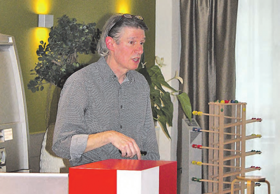 Dr. med. Andreas Schmid berichtete über sein Fachgebiet Depressionen in der zweiten Lebenshälfte. (Bild: zVg.)