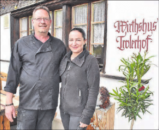Nicoleta Olk und Christian Kobler laden zum gemütlichen Einkehren, Geniessen und sich kulinarisch verwöhnen lassen im Wirthaus Trolerhof ein. (Bild: hg.)