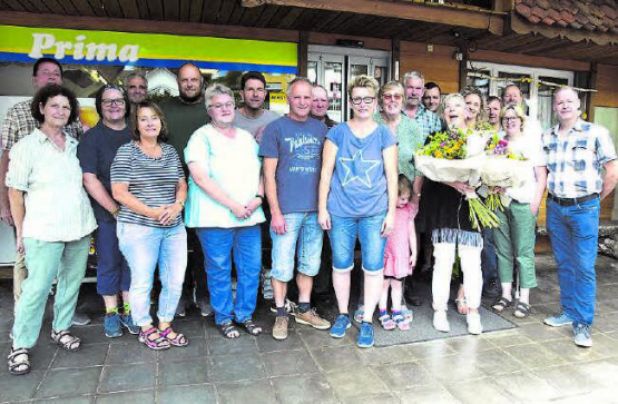 Ein emotionaler Moment: Die Käsereigenossenschaft Schlossrued verabschiedet das «Chäsi-Trudi» (auf dem Bild mit zwei Blumensträussen) nach 27 Jahren aufopfernder Tätigkeit. (Bilder: st.)