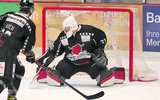 Auch wenn es im 1. Playoff-Spiel nicht gereicht hat, auf diesen Mann ist Verlass: Red Lions-Torhüter Andrin Kunz hat mit seinen Paraden wesentlichen Anteil am Erfolg des Reinacher 1.-Ligisten. (Bilder: rc.)
