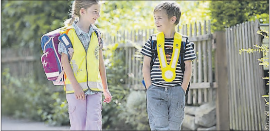 Trikigürtel und Sicherheitswesten machen die Autofahrer auf die Kindergärtner und Schüler aufmerksam. (Bild: TCS Aargau)