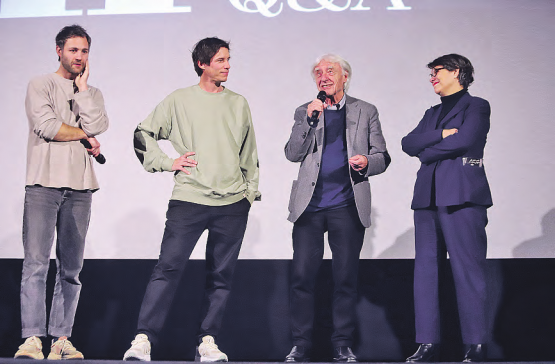 Emil Steinberger, wie ihn das Publikum kennt und liebt, zusammen mit seiner Ehefrau Niccel. Links Koproduzent Simon End und Kameramann Elmar Bossard. (Bilder: Remo Conoci)