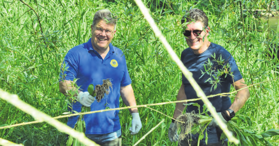 «Auf frischer Tat ertappt»: Ganz nah am Wasser waren Simon Dutoit und Gabriel Schär in unwegsamem Gelände an der Arbeit. Offensichtlich wurden sie fündig. (Bild: st.)