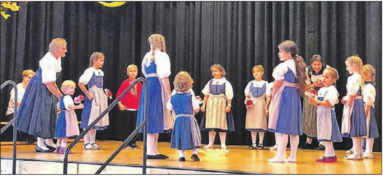 Immer wieder härzig: Die jüngsten Trachtentänzerinnen und -tänzer aus Leutwil. (Bild: zVg.)