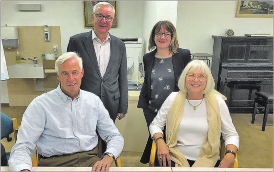 Das «Brautpaar» vorne, die «Trauzeugen» hinten:Therese Gautschi, Präsident Spitex Reinach Leimbach und Max R. Schlör, Stiftungspräsident Altersheim Sonnenberg, zusammen mit den Gemeindeammännern Janine Murer (Leimbach) und Martin Heiz (Reinach). (Bild: msu.)