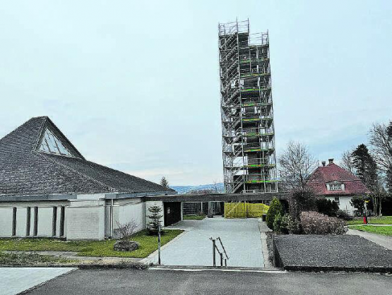 Die Kirche St. Martin, welche zwischen 1962 und 1964 erbaut und von Hanns A. Brütsch entworfen wurde, sticht mit einem modernen Zeltdach, welches bereits 2005 renoviert wurde, und mit einem offenen Glockenturm (Campanile) hervor.