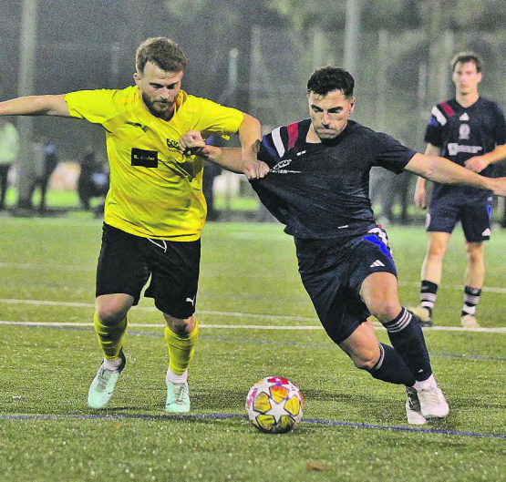 Kampf um jeden Zentimeter: Textile Zerreissprobe zwischen Köllikens Durim Racaj (links) und Entfeldens Albert Marku. (Bild: Otto Lüscher)