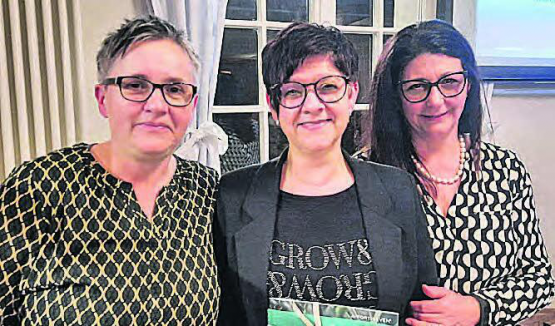 Abschied: TK-Chefin Susanne Held (l.) und Vizepräsidentin Cornelia Muscia (r.) müssen die langjährige Kursleiterin und Samariterlehrerin Yvonne Diriwächter verabschieden. (Bild: zVg.)