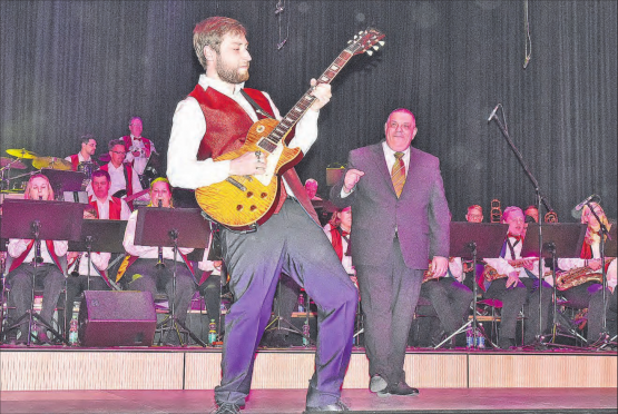 Die Musikgesellschaft Muhen hat auch nach der langen Corona-Pause nichts von ihrem Glanz und Können eingebüsst. Vom Dirigenten Giuseppe Di Simone beobachtet, spielt Gitarrist Simon Bucher eines der zahlreichen Soli an diesem Abend.