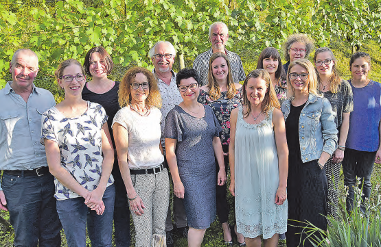 Austretende, neue und geehrte Lehrpersonen beim Foto-Shooting: Gesamtschulleiter Urs Franzelli, Sabine Dick, Marina Seiler, Judith Frei, Thomas Steiner, Regina Müller, Raj Yash Raj Ballah, Evelyn Frösch, Anna Ziemke, Julia Peter, Eveline Frischknecht, Alma Muijadzic, Rahel Kuhn und Bettina Jakob v. l. (Bilder aw.)