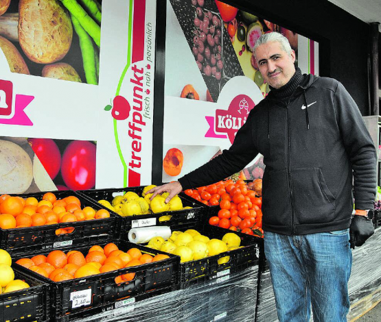 Voller Stolz zeigt er seine frischen Vitaminspender: Hidir Kirmizikaya will aus diesem Lebensmittelgeschäft einen multikulturellen Laden machen, mit mindestens 70 Prozent Schweizer Produkten, vornehmlich aus der Region. (Bilder: st.)