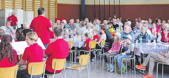Ein grosses «Familienfest»: Zehn Jubilaren mit ihren Verwandten sowie Freunde der MG Dürrenäsch sind der Einladung zum diesjährigen Jubilarenkonzert gefolgt. (Bild: zVg.)