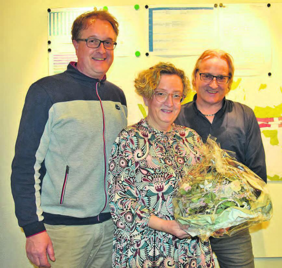 Sie wünschen ihr viel Glück für die Zukunft: Peter Lüthy (li.) und Gemeindeammann Martin Goldenberger werden Evelyn Lüscher jedoch schmerzlich vermissen. (Bild: st.)