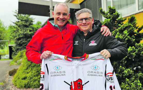 Was als Abschiedsbild gedacht war, steht nun als Symbol dafür, in welche Richtung es gehen muss: Vereinspräsident Martin Zobrist (r.) und Vizepräsient Hans-Peter Schärer wollen zurücktreten − doch die Red Lions Reinach haben nur als lokal verankertes Team eine Chance. (Bild: rc. / 3. Mai 2024)