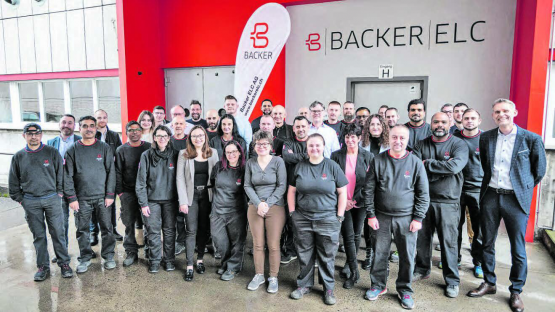 Hoher Besuch vom Hightech Zentrum: Dr. Martin Bopp (links) und Beat Bachmann (rechts) von der. Geschäftsleitung des Hightech Zentrum Aargau, dazwischen Christoph Frey, Managing Director Backer ELC Teufenthal. (Bild: zVg.)