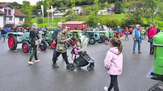 Für Gross und Klein interessant: Die Ausstellung von Oldtimer-Traktoren und alten Landmaschinen lockte zahlreiche Besucher an. (Bilder: st.)