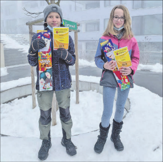 Nevio Negri und Celina Blatter. Die Sieger in der Kategorie 5./6. Primar freuen sich über die Auszeichnung und die süsse Überraschung. (Bild: zVg.)