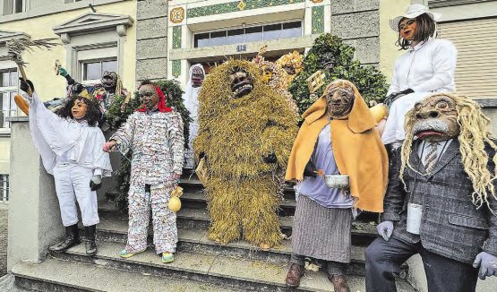 Die gesamte Bärzeli-Gruppe versammelt sich vor dem Schulhaus Hallwil. (Bilder: Andreas Walker)