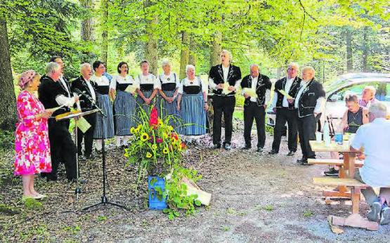 Das Jodlerchörli Suhrental stimmte am ersten Sommergottesdienst der Kirche Rued beim Waldhaus schöne Lieder an. (Bild: zVg.)