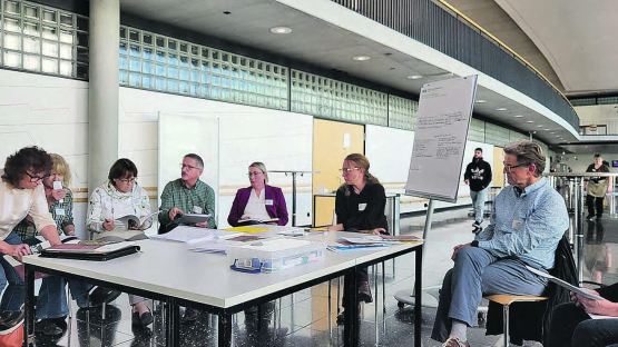 Sepp Wey (4.v.l.) und Kilian Wigger (rechts) stellen den Verein Lebensweise Rickenbach 60plus vor. (Bild: zVg.)