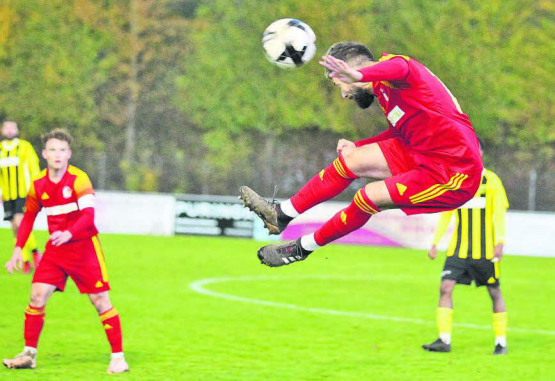 König der Lüfte: Schöftlands Samuel Fernandes Da Silva ergattert sich den Ball, beobachtet von Jan Schneider. (Archivbild: Otto Lüscher)