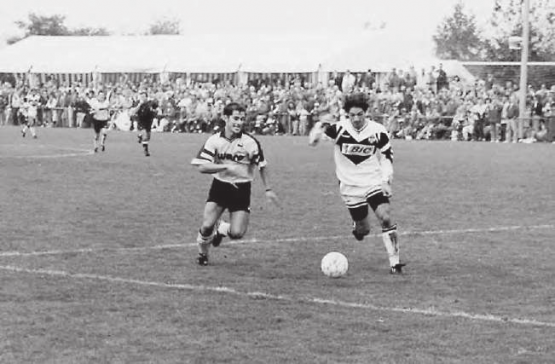 Szene aus dem Spiel von 1992: Der Gunzwiler Markus Müller (l.) gegen den Titelverteidiger aus Lugano (Schulussresultat: 2:7). Die Tessiner gewannen später in dieser Saison den Schweizer Cup erneut, im Final gegen die Grasshoppers. (Archivbild: zVg.)