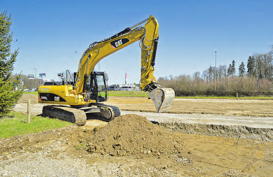 Der Bau des Buchser Sammelhofes ist lanciert: Die 40 x 20 Meter grosse Halle kommt auf die Fläche hinter dem Bagger zu stehen, im Hintergrund die Kehrricht-Verbrennungsanlage. (Bild: wr)