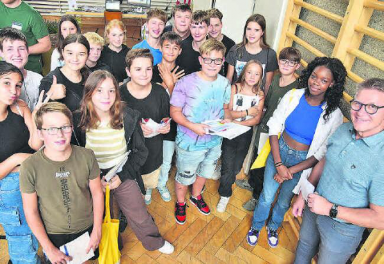 Zahlreiche Schüler besuchten die Tischmesse in der alten Schöftler Turnhalle: Im Bild die Klasse Real 2a mit Lehrer Richard Suter (rechts). (Bild: aw.)