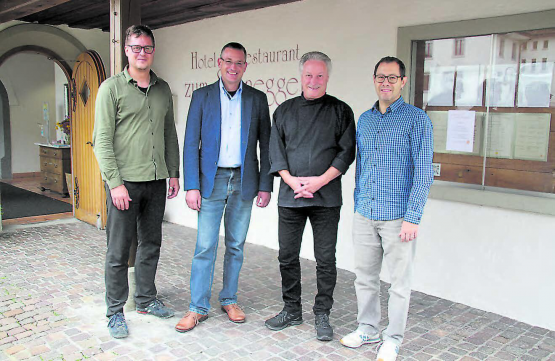 Freuen sich über die gelungene Renovation der Schneggen-Zimmer: (v.l.) Philippe Crameri, Geschäftsleiter Stiftung Lebenshilfe, Ralf von der Heyde, designierter Betriebsleiter Schneggen, sein Vorgänger Peter Jörimann, Michael Dubach, Leiter Liegenschaften Gemeinde Reinach. (Bilder: rms.)