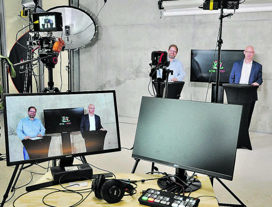 Informationen zur Fusionsprüfung von Menziken und Burg: Auch für die gewandten Redner Marcel Schuller (l.), Gemeindeammann auf der Burg und Erich Bruderer, Gemeindeammann von Menziken, war die Aufzeichnung der Videobotschaft eine neue Erfahrung. (Bild: pk.)