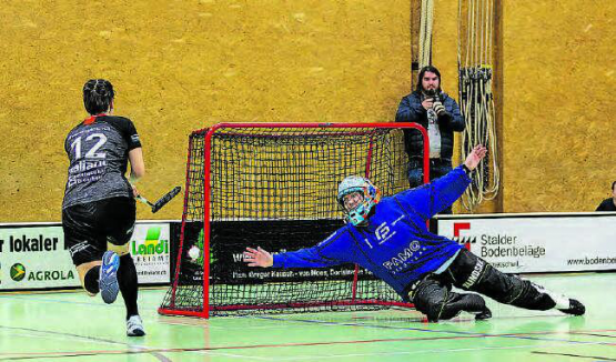 Reinacher Torhüterin im Fokus: Dieser Schuss ging zwar daneben, dennoch erwies sich Bremgarten als treffsicherer. (Bild: Roland Wick)