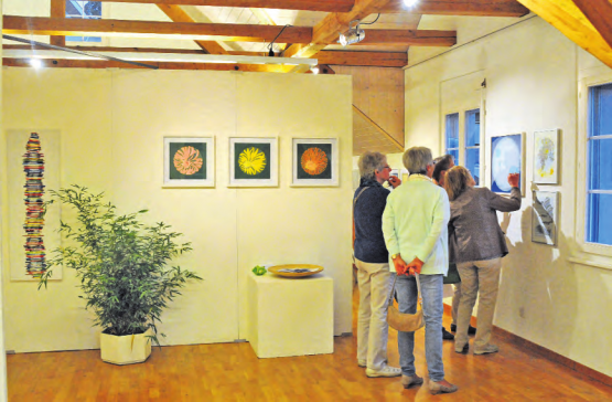Vernissage der Herbstausstellung des Kulturforums Rickenbach: Die Künstlerin Elvira Schmed präsentiert heuer ihre Werke der Öffentlichkeit. Herbert Liechti (l.) und Christoph Schuler sorgen für die musikalische Umrahmung. (Bilder: mla.)