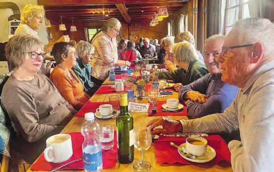Die Besucher genossen für dieses Jahr das letzte Mal das gemütliche Ambiente und die tolle Aussicht im Ischlag-Kafi des gemeinnützigen Frauenvereins Menziken/Burg. (Bild: dr.)