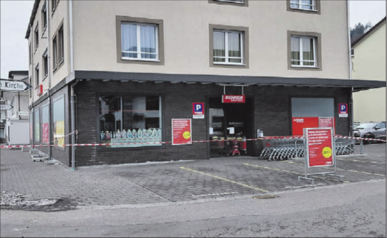Inzwischen sind auch die Parkplätze vor dem Denner abgesperrt. Die Tafel spricht von einem Umbau. (Bilder: Roland Marti)