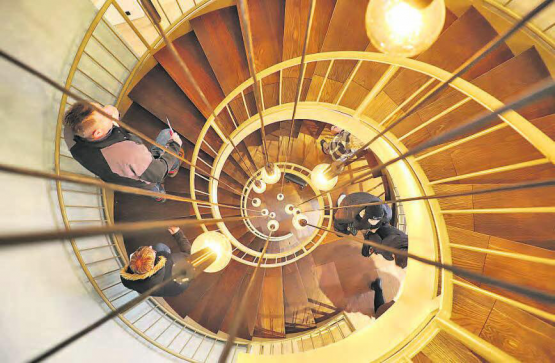 Vom Lieblingsplatz der Architekten aus gesehen: Im obersten Geschoss der Bank eröffnet sich ein prächtiger Blick auf die Wendeltreppe namens «Walzertraum».