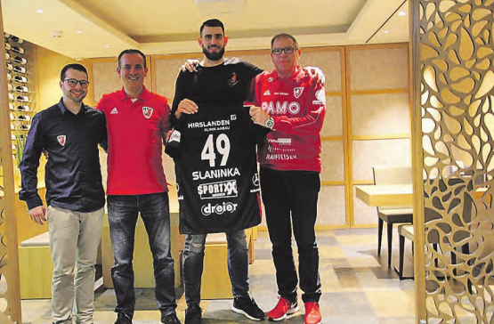 Er passt oben und unten nicht auf das Bild: Der über zwei Meter grosse Martin Slaninka mit den Clubverantwortlichen nach der Vertragsunterzeichnung. (Bild: zVg.)