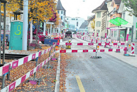 Reinach: Die Erneuerung der beiden Bushaltestellen «Saalbau» ist fast abgeschlossen, das Nadelöhr auf der stark befahrenen Kantonsstrasse verschwindet. (Bilder: rc.)