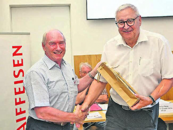 Präsident Beat Bättig (links) übergibt dem neuen Vorstandsmitglied Martin Widmer ein Willkommenspräsent. (Bild: rzo)