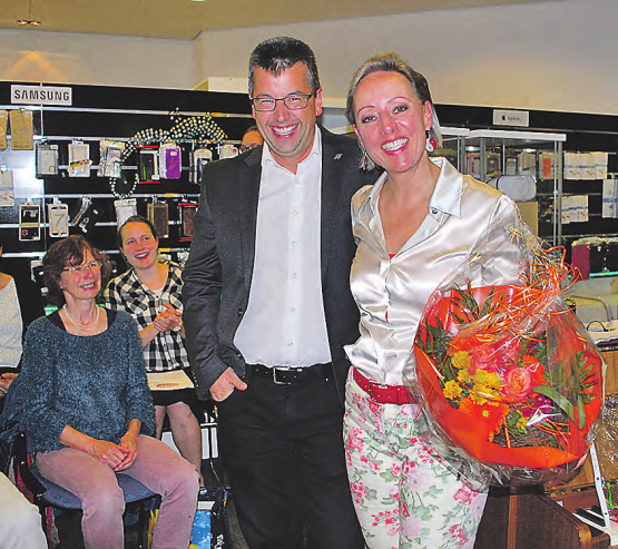 Heinz Grossenbacher vom gleichnamigen Musikhaus in Reinach und Sängerin Barbara Buhofer freuten sich über einen gelungenen Workshop. (Bild: hh.)