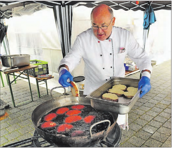 Knusprig und goldbraun müssen sie sein: «Bänz» alias Ernst Wiederkehr und seine Militär-Chässchnitten.