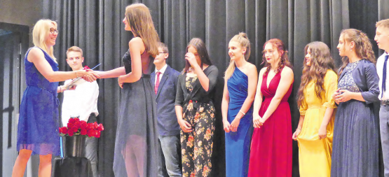Ein besonderer Moment: Die Klassenlehrpersonen überreichen den Schulabgängern ihre Zeugnisse und eine rote Rose. Im Bild die Klasse B3b. (Bilder: moha.)