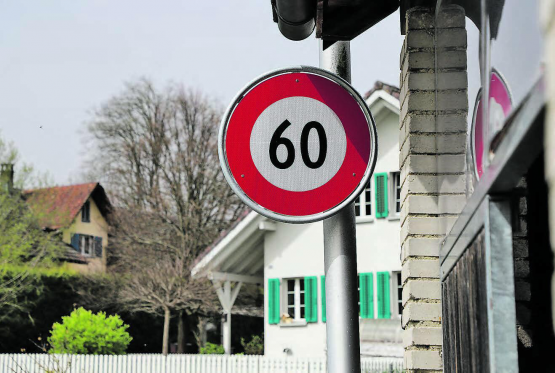 Das Mysterium ist gelöst: Hinter der Temporeduktion steckt ein Anliegen von Anwohnern. Wie schnell man nach einer Tempobeschränkung fahren darf, ist aber vielen Automobilisten nicht klar. (Bilder: rc.)