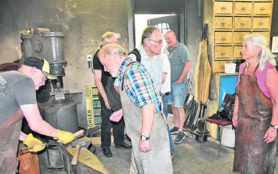 Manch heisses Eisen wurde in der Alten Schmitte geschmiedet: Am Amboss Hans Meyer (l.), Bildmitte Bruno Altherr von der Gutenbergwerkstatt Reitnau. (Bild: aw.)
