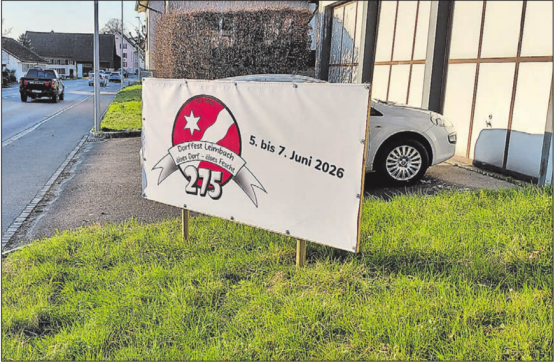 Grosse Ereignisse werfen ihre Schatten voraus: Werbeblache fürs Leimbacher Jubiläumsdorffest am Strassenrand. (Bild: Roland Marti)