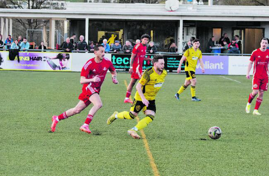 Der Gränicher Matteo Muscia (am Ball) steuerte einen sehenswerten Treffer zum 3:2-Erfolg über Suhr bei. (Bild: Roland Jaus)