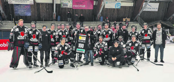Marco Rosamilia ist der zweite Spieler, der bei den Red Lions Reinach seinen 100. Einsatz feiern konnte. RLR-Präsident Martin Zobrist wird das Leibchen mit der «100» gleich an den Jubilaren hinter sich weitergeben. (Bild: Roland Jaus)