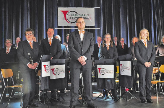 Stolz zeigten sich die Musikantinnen und Musikanten in der neuen Uniform mit oranger Krawatte.