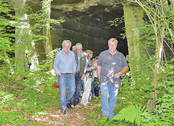 Mit Kind und Kegel pilgerten die Besucher zum Steinbruch Friedlistall, um die Sandsteinhöhlen, respektive Kavernen, zu besichtigen. (Bilder: aw.)