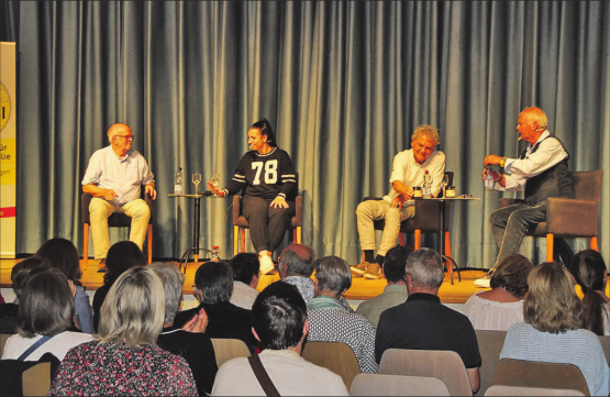 Peter Eichenberger, Simone Gysi und Clo Bisaz im Gespräch mit Gastgeber Jürgen Sahli. (Bild: rms.)
