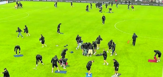Mit vereinten Kräften, Schaufeln und Tüchern − Helfer und Fans versuchten, den Platz zu trocknen und den Spielabbruch zu verhindern. (Bild: Screenshot SRF)